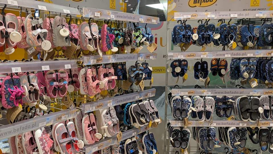 Regał z kapciami dziecięcymi Befado w juppi w Galerii Mallwowej, rozmiary oznaczone na listwach