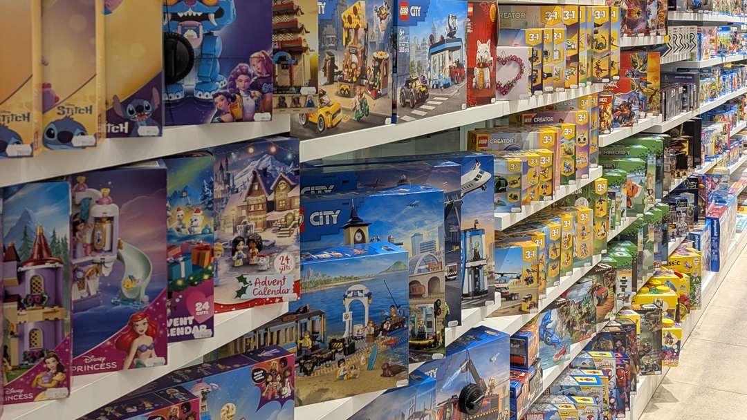 Regał z klockami LEGO w juppi w Galerii Mallwowej — City, Creator 3w1, Minecraft i zestawy Disney