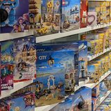 Regał z klockami LEGO w juppi w Galerii Mallwowej — City, Creator 3w1, Minecraft i zestawy Disney
