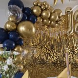 Złota ścianka cekinowa z girlandą z balonów granatowych i złotych oraz cyframi 18 — dekoracja juppi w Cafe Family w Poznaniu