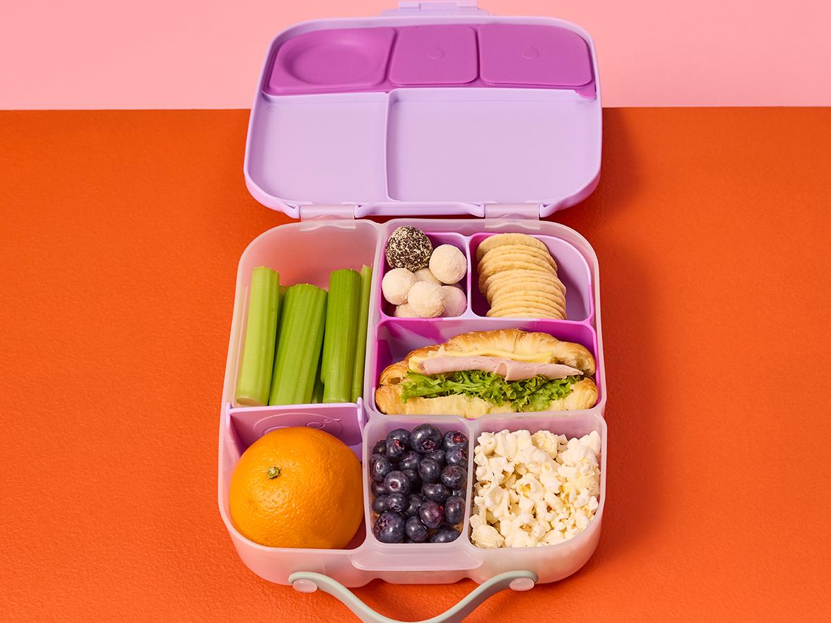 Lunchbox b.box w fioletowej kolorystyce z przekąskami w przegródkach