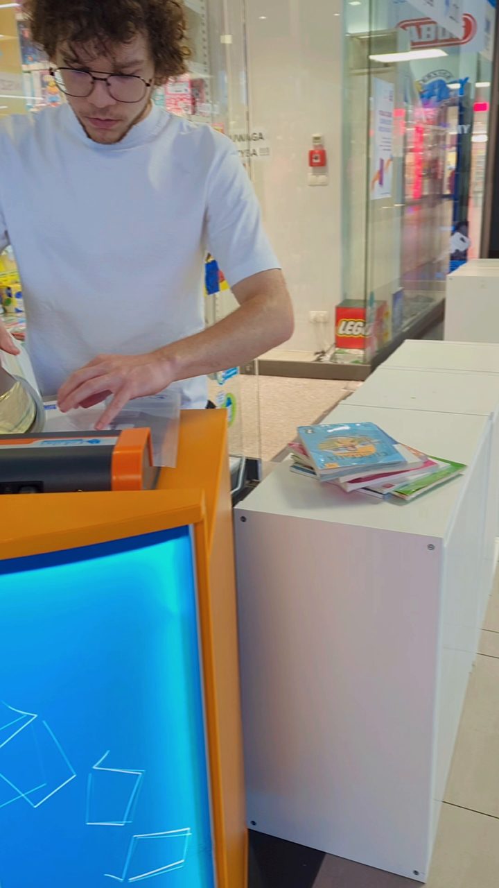 Kadr z filmu: oprawa książki systemem CoLibri w juppi