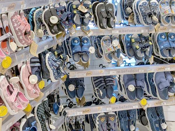 Półka z kapciami chłopięcymi i dziewczęcymi Befado, rozmiary oznaczone na listwach
