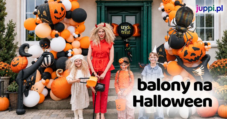 Grafika „balony na Halloween” — girlandy z balonów w kształcie dyń, pająka i czarnego kota przy wejściu do domu